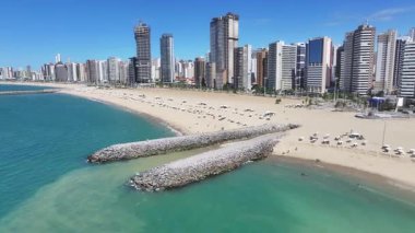 Ceara Brezilya 'daki Fortaleza' da Manzaralı İskele. Şehir merkezindeki şehir manzarası. Şehir Plajı. Coastal Highrise Binaları. Ceara Brezilya 'daki Fortaleza' da Manzaralı İskele. Shore Caddesi. Brezilya Kuzeydoğu.