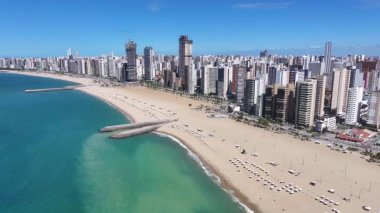 Fortaleza Brezilya. Ceara Brezilya 'daki Fortaleza' da sahil caddesi. Şehir merkezindeki şehir manzarası. Şehir Plajı. Coastal Highrise Binaları. Ceara Brezilya 'daki Fortaleza' da sahil caddesi. Shore Caddesi.