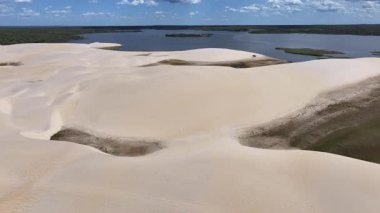 Piaui Brezilya 'daki Luis Correia' da Lencois Piauienses. Tatlı Su Gölleri Peyzajı. Kum tepeleri dağları. Lencois Piauiens Luis Correia 'da. Turizm Seyahati. Portinho Gölü. Plaj Arkaplanı.