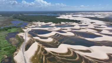 Maranhao Brezilya 'daki Paulino Neves' deki Dunes Yolu. Küçük Çarşaflar Manzarası. Sand Dunes Yolu. Paulino Neves 'teki Dunes Yolu. Turizm Seyahati. Doğa Sahnesi. Sahil Arkaplanı. Brezilya Kuzeydoğu.