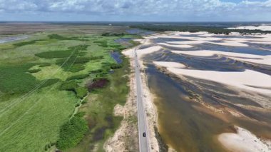 Maranhao Brezilya 'daki Paulino Neves' deki Dunes Yolu. Küçük Çarşaflar Manzarası. Sand Dunes Yolu. Paulino Neves 'teki Dunes Yolu. Turizm Seyahati. Doğa Sahnesi. Sahil Arkaplanı. Brezilya Kuzeydoğu.