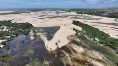 Maranhao Brezilya 'daki Tutoia' da küçük çarşaflar. Doğa manzarası. Kıvrımlı kum tepeleri. Tutoia 'da küçük çarşaflar. Yağmur suyu gölleri. Güzel Yüksek Kumullar. Yaz Gezisi. Brezilya Kuzeydoğu.