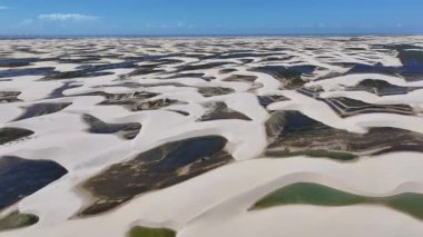 Maranhao Brezilya 'daki Paulino Neves' de küçük çarşaflar. Doğa manzarası. Kıvrımlı kum tepeleri. Paulino Neves 'te küçük çarşaflar. Yağmur suyu gölleri. Güzel Yüksek Kumullar. Yaz Gezisi. Brezilya Kuzeydoğu.