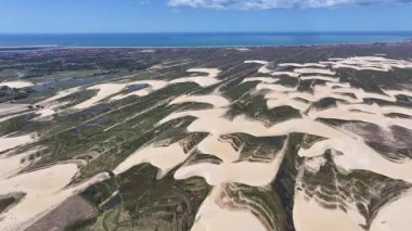 Piaui Brezilya 'daki Luis Correia' da Lencois Piauienses. Tatlı Su Gölleri Peyzajı. Kum tepeleri dağları. Lencois Piauiens Luis Correia 'da. Turizm Seyahati. Portinho Gölü. Plaj Arkaplanı.