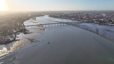 Jose Sarney Köprüsü 'nde gün batımı Maranhao Brezilya' da Sao Luis 'de. Anil Nehri Sahnesi. Jose Sarney Köprüsü. Jose Sarney Köprüsü, Sao Luis, Maranhao Brezilya. Manzaralı Günbatımı. Turizm Seyahati. Brezilya Kuzeydoğu