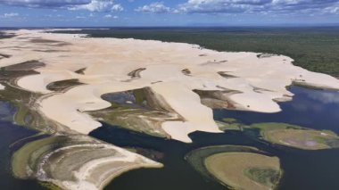 Piaui Brezilya 'daki Luis Correia' da Lencois Piauienses. Doğa manzarası. Kıvrımlı kum tepeleri. Lencois Piauiens Luis Correia 'da. Yağmur suyu gölleri. Portinho Gölü. Yaz Gezisi. Brezilya Kuzeydoğu.