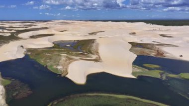 Piaui Brezilya 'daki Luis Correia' da Lencois Piauienses. Tatlı Su Gölleri Peyzajı. Kum tepeleri dağları. Lencois Piauiens Luis Correia 'da. Turizm Seyahati. Portinho Gölü. Plaj Arkaplanı.