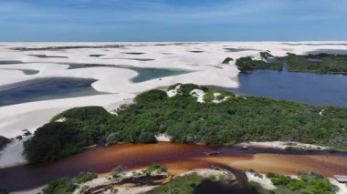 Lencois Maranhenses, Maranhao Brezilya 'daki Santo Amaro' da. Doğa Manzarası. Yüksek kum tepeleri. Lencois Maranhenses Brezilya 'da. Yağmur suyu gölleri. Çarpıcı Ekosistem. Tropik seyahat. Brezilya Kuzeydoğu.
