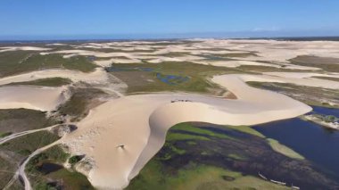 Piaui Brezilya 'daki Luis Correia' da Lencois Piauienses. Doğa Küçük Çarşafları. Portinho Gölü. Lencois Piauiens Luis Correia 'da. Kıvrımlı kum tepeleri. Yağmur suyu gölleri. Tropik Seyahat.