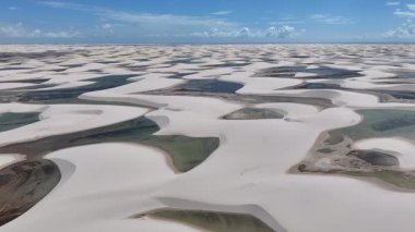 Maranhao Brezilya 'daki Barreirinhas' ta Lencois Maranhenses. Doğa manzarası. Kıvrımlı kum tepeleri. Lencois Maranhenses Brezilya 'da. Yağmur suyu gölleri. Güzel Yüksek Kumullar. Yaz Gezisi. Brezilya Kuzeydoğu.