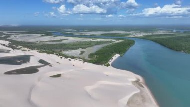 Ceara Brezilya 'daki Camocim köyünde. Sahil Skyline. Coreau Nehri Peyzajı. Yaz Gezisi. Ceara Brezilya 'daki Camocim köyünde. Tropikal Manzara.