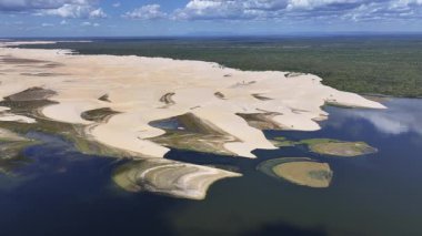 Piaui Brezilya 'daki Luis Correia' da Lencois Piauienses. Tatlı Su Gölleri Peyzajı. Kum tepeleri dağları. Lencois Piauiens Luis Correia 'da. Turizm Seyahati. Portinho Gölü. Plaj Arkaplanı.