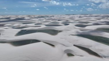 Lencois Maranhenses, Maranhao Brezilya 'daki Santo Amaro' da. Tatlı Su Gölleri Peyzajı. Kumul Sahnesi. Lencois Maranhenses Maranhao 'da. Turizm Seyahati. Doğa Deniz Burnu. Plaj Arkaplanı.