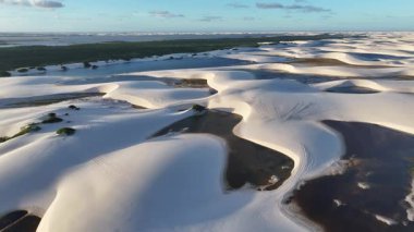 Lencois Maranhenses, Maranhao Brezilya 'daki Santo Amaro' da. Günbatımı Skyline Manzarası. Kıvrımlı kum tepeleri. Lencois Maranhenses Maranhao 'da. Yağmur suyu gölleri. Güzel gün batımı. Yaz Seyahati.