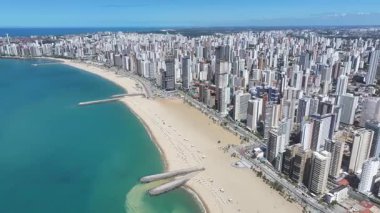 Ceara Brezilya 'daki Fortaleza' da Beira Mar Plajı. Plaj manzarası. Şehir merkezinde. Manzaralı Yükseliş Binaları. Ceara Brezilya 'daki Fortaleza' da Beira Mar Plajı. Göz kamaştırıcı Skyline. Brezilya Kuzeydoğu.