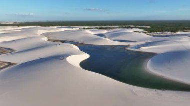 Lencois Maranhens Maranhao Brezilya 'daki Santo Amaro' da Skyline 'da. Tatlı Su Gölleri Peyzajı. Kum tepeleri dağları. Lencois Maranhens Maranhao 'da Skyline' da. Turizm Seyahati. Doğa Sahnesi. Plaj Arkaplanı
