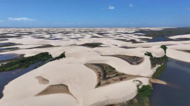 Maranhao Brezilya 'daki Paulino Neves' de küçük çarşaflar. Doğa manzarası. Kıvrımlı kum tepeleri. Paulino Neves 'te küçük çarşaflar. Yağmur suyu gölleri. Güzel Yüksek Kumullar. Yaz Gezisi. Brezilya Kuzeydoğu.