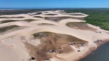 Maranhao Brezilya 'daki Araioses' de Morro Do Meio Plajı. Doğa Manzarası. Parnaiba Delta Vahşi Yaşam. Maranhao 'daki Morro Do Meio Plajı. Kıvrımlı kum tepeleri. Yağmur suyu gölleri. Tropik Seyahat.