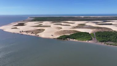 Maranhao Brezilya 'daki Araioses' de Morro Do Meio Plajı. Doğa Manzarası. Parnaiba Delta Vahşi Yaşam. Maranhao 'daki Morro Do Meio Plajı. Kıvrımlı kum tepeleri. Yağmur suyu gölleri. Tropik Seyahat.