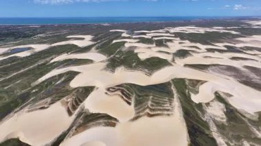 Piaui Brezilya 'daki Luis Correia' da Lencois Piauienses. Doğa Küçük Çarşafları. Portinho Gölü. Lencois Piauiens Luis Correia 'da. Kıvrımlı kum tepeleri. Yağmur suyu gölleri. Tropik Seyahat.