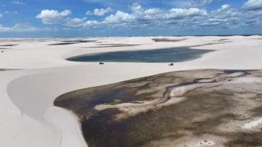 Lencois Maranhenses, Maranhao Brezilya 'daki Santo Amaro' da. Doğa Manzarası. Yüksek kum tepeleri. Lencois Maranhenses Brezilya 'da. Yağmur suyu gölleri. Çarpıcı Ekosistem. Tropik seyahat. Brezilya Kuzeydoğu.