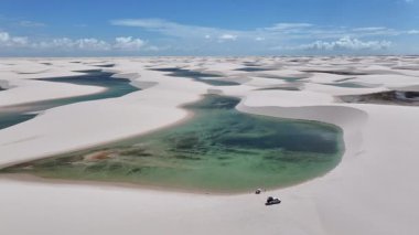Maranhao Brezilya 'daki Barreirinhas' ta Lencois Maranhenses. Doğa Manzarası. Yüksek kum tepeleri. Lencois Maranhenses Brezilya 'da. Yağmur suyu gölleri. Çarpıcı Ekosistem. Tropik seyahat. Brezilya Kuzeydoğu.