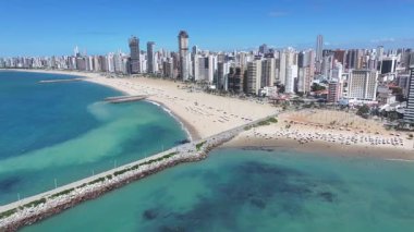 Ceara Brezilya 'daki Fortaleza' da Beira Mar Plajı. Sahil Skyline. Şehir merkezinde. Modern Highrise Binaları. Ceara Brezilya 'daki Fortaleza' da Beira Mar Plajı. Göz kamaştırıcı manzara. Brezilya Kuzeydoğu.