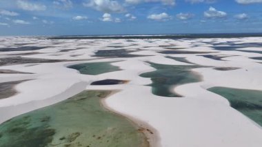 Lencois Maranhenses, Maranhao Brezilya 'daki Santo Amaro' da. Doğa manzarası. Kıvrımlı kum tepeleri. Lencois Maranhenses Brezilya 'da. Yağmur suyu gölleri. Güzel Yüksek Kumullar. Yaz Gezisi. Brezilya Kuzeydoğu.
