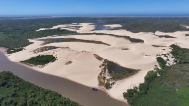Parnaiba Delta Piaui Brezilya 'da Parnaiba' da. Sarmal Nehir. Doğa Manzarası. Piaui 'de Parnaiba Delta. Amerika 'nın Brezilya Deltası. Kum tepeleri manzarası. Tatil seyahatleri. Brezilya Kuzeydoğu.