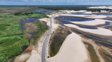 Maranhao Brezilya 'daki Paulino Neves' deki Dunes Yolu. Küçük Çarşaflar Manzarası. Sand Dunes Yolu. Paulino Neves 'teki Dunes Yolu. Turizm Seyahati. Doğa Sahnesi. Sahil Arkaplanı. Brezilya Kuzeydoğu.