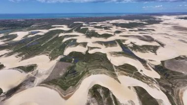 Piaui Brezilya 'daki Luis Correia' da Lencois Piauienses. Doğa Küçük Çarşafları. Portinho Gölü. Lencois Piauiens Luis Correia 'da. Kıvrımlı kum tepeleri. Yağmur suyu gölleri. Tropik Seyahat.