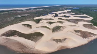 Maranhao Brezilya 'daki Araioses' de Morro Do Meio Plajı. Tatlı Su Gölleri Peyzajı. Kum tepeleri dağları. Araioses 'deki Morro Do Meio Plajı. Turizm Seyahati. Doğa Sahnesi. Parnaiba Delta Arkaplanı.