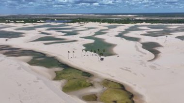 Maranhao Brezilya 'daki Tutoia' da küçük çarşaflar. Doğa manzarası. Kıvrımlı kum tepeleri. Tutoia 'da küçük çarşaflar. Yağmur suyu gölleri. Güzel Yüksek Kumullar. Yaz Gezisi. Brezilya Kuzeydoğu.