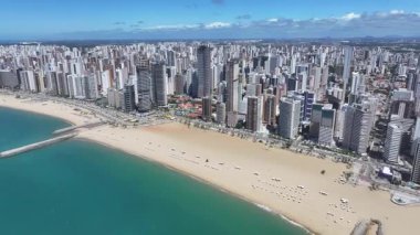 Ceara Brezilya 'daki Fortaleza' da Coastal Bulvarı. Sahil Skyline. Şehir merkezinde. Modern Highrise Binaları. Ceara Brezilya 'daki Fortaleza' da Coastal Bulvarı. Göz kamaştırıcı manzara. Brezilya Kuzeydoğu.