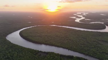 Parnaiba Delta 'da gün batımı Maranhao Brezilya' da Araioses 'da. Amerika 'nın günbatımı Delta' sı. Sarmal Nehir. Maranhao 'daki Parnaiba Delta. Doğa manzarası. Adalar Ağı Su Yolları. Turizm Seyahati.
