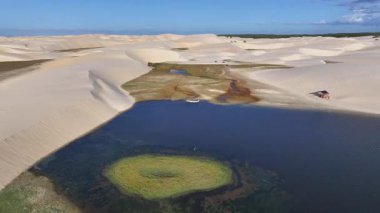 Piaui Brezilya 'daki Luis Correia' da Lencois Piauienses. Doğa manzarası. Kıvrımlı kum tepeleri. Lencois Piauiens Luis Correia 'da. Yağmur suyu gölleri. Portinho Gölü. Yaz Gezisi. Brezilya Kuzeydoğu.