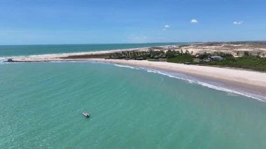 Piaui Brezilya 'daki Luis Correia' da Coqueiro Plajı. Plaj manzarası. Doğa Deniz Burnu. Seyahat güzergahı. Piaui Brezilya 'daki Luis Correia' da Coqueiro Plajı. Turkuaz Su.