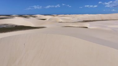 Piaui Brezilya 'daki Luis Correia' da Lencois Piauienses. Doğa Küçük Çarşafları. Portinho Gölü. Lencois Piauiens Luis Correia 'da. Kıvrımlı kum tepeleri. Yağmur suyu gölleri. Tropik Seyahat.