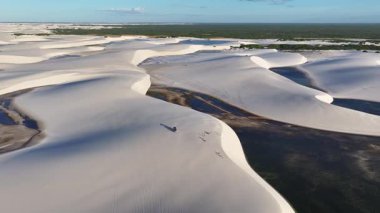 Lencois Maranhenses, Maranhao Brezilya 'daki Santo Amaro' da. Doğa manzarası. Kıvrımlı kum tepeleri. Lencois Maranhenses Brezilya 'da. Yağmur suyu gölleri. Güzel Yüksek Kumullar. Yaz Gezisi. Brezilya Kuzeydoğu.