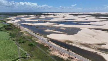 Maranhao Brezilya 'daki Paulino Neves' deki Dunes Yolu. Küçük Çarşaflar Manzarası. Sand Dunes Yolu. Paulino Neves 'teki Dunes Yolu. Turizm Seyahati. Doğa Sahnesi. Sahil Arkaplanı. Brezilya Kuzeydoğu.