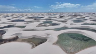 Maranhao Brezilya 'daki Barreirinhas' ta Lencois Maranhenses. Doğa Manzarası. Yüksek kum tepeleri. Lencois Maranhenses Brezilya 'da. Yağmur suyu gölleri. Çarpıcı Ekosistem. Tropik seyahat. Brezilya Kuzeydoğu.
