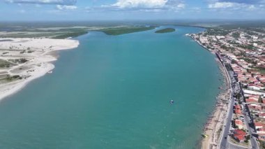 Ceara Brezilya 'daki Camocim köyünde. Sahil Skyline. Coreau Nehri Peyzajı. Yaz Gezisi. Ceara Brezilya 'daki Camocim köyünde. Tropikal Manzara.