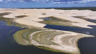 Piaui Brezilya 'daki Luis Correia' da Lencois Piauienses. Tatlı Su Gölleri Peyzajı. Kum tepeleri dağları. Lencois Piauiens Luis Correia 'da. Turizm Seyahati. Doğa Sahnesi. Plaj Arkaplanı.