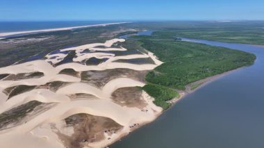 Maranhao Brezilya 'daki Araioses' de Morro Do Meio Plajı. Tatlı Su Gölleri Peyzajı. Kum tepeleri dağları. Araioses 'deki Morro Do Meio Plajı. Turizm Seyahati. Doğa Sahnesi. Parnaiba Delta Arkaplanı.
