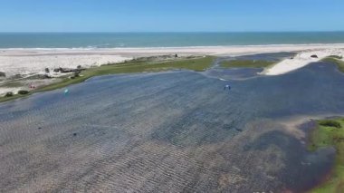 Ceara Brezilya 'daki Paraipaba' da Lagoinha Skyline. Doğa manzarası. Güzel kum tepeleri. Paraipaba 'daki Lagoinha Skyline. Yağmur suyu gölleri. Almecegas Gölü. Yaz Gezisi. Brezilya Kuzeydoğu.