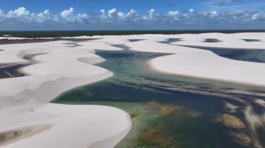 Lencois Maranhens Maranhao Brezilya 'daki Barreirinhas' ta Skyline 'da. Tatlı Su Gölleri Peyzajı. Kum tepeleri dağları. Lencois Maranhenses Skyline Maranhao. Turizm Seyahati. Doğa Sahnesi. Plaj Arkaplanı.