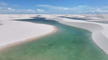 Maranhao Brezilya 'daki Barreirinhas' ta Lencois Maranhenses. Doğa manzarası. Kıvrımlı kum tepeleri. Lencois Maranhenses Brezilya 'da. Yağmur suyu gölleri. Güzel Yüksek Kumullar. Yaz Gezisi. Brezilya Kuzeydoğu.