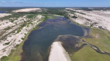 Ceara Brezilya 'daki Lagoinha' da Jegue Lagoon. Tatlı Su Gölleri Peyzajı. Kum tepeleri dağları. Lagoinha 'daki Jegue Lagoon. Turizm Seyahati. Almecegas Gölü. Plaj Arkaplanı.