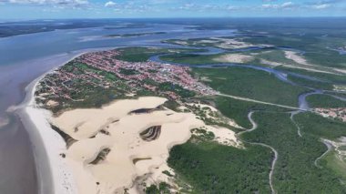 Tutoia Skyline, Tutoia, Brezilya 'da. Doğa Manzarası. Amerika 'nın Brezilya Deltası. Maranhao 'daki Tutoia Skyline. Riverside City 'de. Plaj manzarası. Tatil seyahatleri. Brezilya Kuzeydoğu.