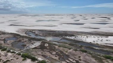 Lencois Maranhens Maranhao Brezilya 'daki Barreirinhas' ta Skyline 'da. Tatlı Su Gölleri Peyzajı. Kum tepeleri dağları. Lencois Maranhenses Skyline Maranhao. Turizm Seyahati. Doğa Sahnesi. Plaj Arkaplanı.